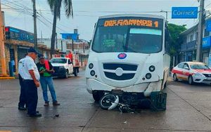 ¡SE PASA EL ROJO Y SE 'LLEVA DE CORBATA' AL MOTOCICLISTA! - CORTÉS Y VICTORIA