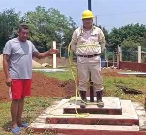 ¡AMARRAN A TRABAJADOR DE CFE! - “PARA QUE NOS ESCUCHEN” “NOS COBRAN CARO”