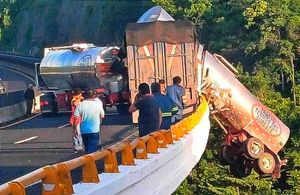 ¡LA DEJA COLGADA DEL PUENTE! - *EL TRÁILER LA EMBISTIÓ *LA SUBIDA ANTES DE LA CASETA *XALAPA-CARDEL *POR HORAS CERRADA