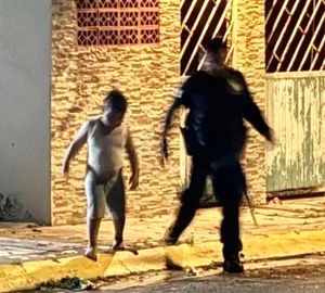 ¡DEAMBULABA POR LAS CALLES DE RIO MEDIO 4! - SALIÓ DE SU CASA PARA BUSCAR COMIDA! *LO LLEVAN A "CASA NUEVA"