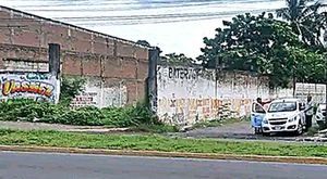 ¡LA SALVAN DE SER VIOLADA POR “COCHINÓN”! - CON PISTOLA EN MANO LA LLEVO A UN LOTE BALDÍO