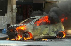 ¡SE PRENDE TAXI AFUERA DE LA TERMINAL DEL ADO! - DÍAZ MIRÓN *EL VEHÍCULO FUE PERDIDA TOTAL