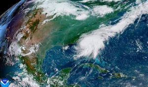 ¡HURACÁN "DEBBY" LE DA A FLORIDA! - *AQUÍ: BOCHORNO, DOS NUBES Y SOPLANDO DEL ESTE