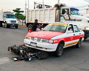 ¡MOTORIZADO QUEDÓ BAJO LAS LLANTAS DEL TAXI!