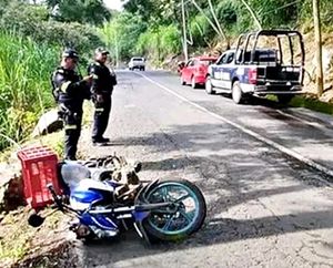 ¡CAMPESINO CASI SE MATA EN SU MOTOCICLETA! - *DERRAPO CASI 10 METROS *Tramo carretero San Rafael-Córdoba