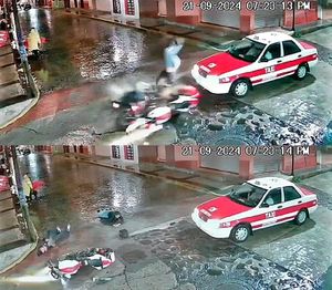 ¡CHOCAN PAREJA DE MOTOCICLISTAS CONTRA TAXI EN COSCOMATEPEC!