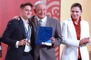 ¡ENTREGA AMLO Y ANA GABRIELA PREMIOS A MEDALLISTAS OLÍMPICOS Y PARALÍMPICOS!