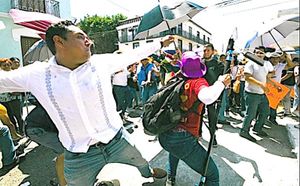 ¡ES FUNCIONARIO ESTATAL UNO DE LOS AGRESORES EN LA VISITA PRESIDENCIAL!
