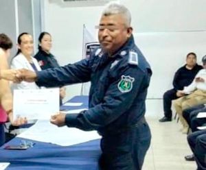 ¡POLICÍA SE SUICIDÓ DE UN BALAZO EN LA CABEZA! - *La fiscalía de Acayucan hizo el levantamiento del cadáver del oficial de 50 años de edad