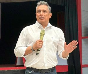 ¡EXITOSA CONFERENCIA DE FERNANDO PLATAS!