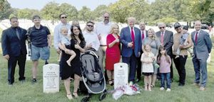 ¡HARRIS REPROCHA A TRUMP POR TOMARSE FOTOS EN UNA ZONA PROHIBIDA DEL CEMENTERIO DE ARLINGTON!