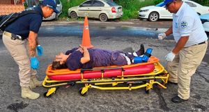 ¡SE FRACTURA LA PIERNA POR CULPA DE BACHE! - FRENTE AL CRIVER