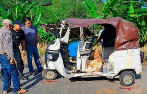 ¡ENCONTRONAZO ENTRE MOTOTORTILLERO Y UN CAMIONETÓN! - *TLAPACOYAN