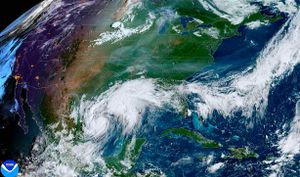 ¡"FRANCINE" SE CONVIERTE EN HURACÁN Y VA A NUEVA ORLEANS! - *EN EL PUERTO; CALUROSO Y SOPLANDO DEL ESTE