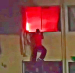 ¡VORAZ INCENDIO DEJA SIN DEPARTAMENTO A FAMILIA!