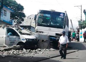 ¡AUTOBÚS FUERA DE CONTROL CHOCÓ CONTRA AUTOMÓVILES Y POSTES!