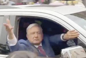 ¡Y SE VA DEL PALACIO NACIONAL!