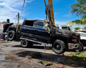 ¡SACAN CON MEGA GRÚA EL CAMIONETÓN TRAGADO POR SOCAVÓN!