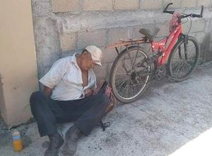 ¡MURIÓ SENTADO EN LA BANQUETA!