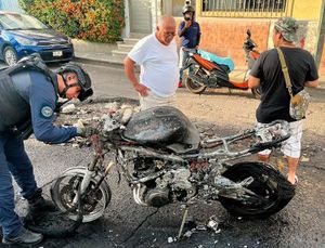 ¡MOTOCICLETA CARBONIZADA!