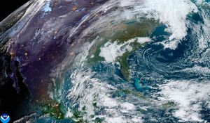¡POCAS NUBES Y SOPLANDO DE LADO! - ** EL CARIBE AÚN RETOZA.