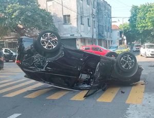 ¡CAMIONETÓN QUEDÓ VOLCADO EN VIOLENTO CHOQUE!