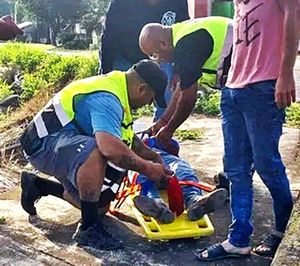¡SALE VOLANDO DEL “CABALLO DE ACERO” IMPACTADO POR CAMIONETA REPARTIDORA!