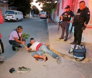 ¡SE ESTRELLA CONTRA ÁRBOL Y SE FRACTURA LA PIERNA!