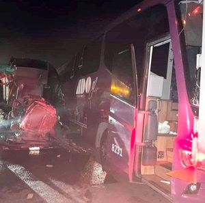 ¡CARAMBOLAZO: 6 HERIDOS! - *UN ADO, DOS CAMIONES DE CARGA Y DOS CAMIONETAS *AUTOPISTA CÓRDOBA-VERACRUZ