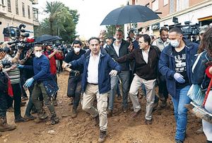 ¡GRITAN Y LANZAN BARRO A LOS  REYES DE ESPAÑA! - Y AL PRESIDENTE SÁNCHEZ QUE MEJOR CORRIÓ
