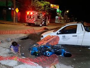 ¡SE LOS TRAGA UN HOYO! - UNA CAMIONETA Y UNA MOTOCICLETA CON JOVENES ALCOHOLIZADOS CAYERON EN UNA ZANJA