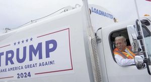 ¡DONALD TRUMP SE SUBIÓ A UN CAMIÓN DE BASURA!