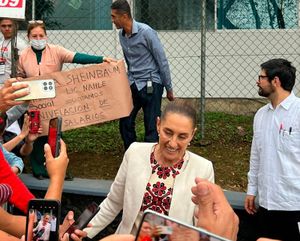 ¡PIDE EMPLEADA DE SALUD A CLAUDIA NIVELAR SALARIOS!
