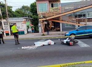 ¡MOTOCICLISTA MUERE AL IMPACTARSE CONTRA TORTON!
