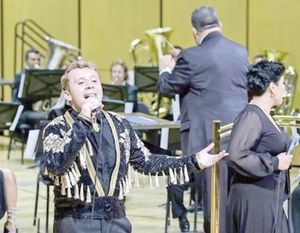 ¡HOMENAJE A JUAN GABRIEL EN EL TEATRO DEGOLLADO TERMINA EN TRIBUTO A NAASÓN JOAQUÍN!