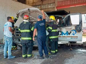 ¡SE CHAMUSCÓ CAMIONETA DE CARGA EN FERRETERA!