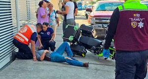 ¡MOTOCICLISTA CHOCA CONTRA CAMIONETA EN BOCA DEL RÍO!