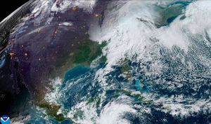 ¡SE APARECE LA TORMENTA "SARA" EN EL CARIBE! - *SOPLA DE FRENTE CON RACHAS Y CALOR