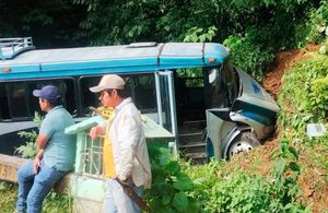 ¡CAMIONAZO: 15 HERIDOS! - AUTOBUS DE PASAJE SE ESTRELLA CONTRA UN CERRO EN XICO