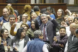 ¡LOS DIPUTADOS DE MORENA DAN SU APOYO A MONREAL!