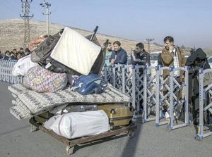 ¡MILES DE SIRIOS HACEN FILA EN LA FRONTERA TURCA CON LA ESPERANZA DE VOLVER A CASA!