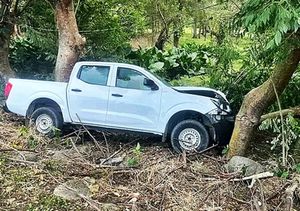 ¡SACERDOTE IMPACTÓ SU CAMIONETA CONTRA ÁRBOL!