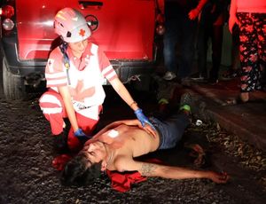 ¡SU HERMANO LE CLAVÓ UN CUCHILLO EN EL PECHO!