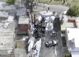¡AVIÓN DESPISTA Y ACABA ESTRELLÁNDOSE CONTRA UNA VIVIENDA: DOS MUERTOS!