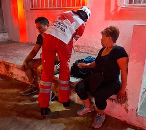 ¡TAXISTA SE LLEVÓ DE “CORBATA” A PAREJA DE MOTOCICLISTAS!