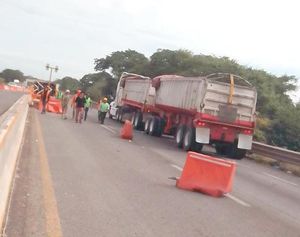 ¡MOTOCICLISTA MUERE BAJO LAS RUEDAS DE UN “MOSTRUO”!