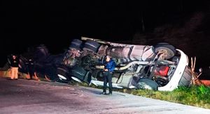 ¡VOLCÓ TRÁILER CARGADO CON CASCARILLA DE ARROZ EN PAPANTLA!
