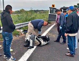 ¡TERMINAN EN URGENCIAS PAREJA DE MOTOCICLISTAS!