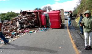 ¡SE VOLCÓ CAMIÓN CARGADO CON CHATARRA EN LA AUTOPISTA PUEBLA-ORIZABA!