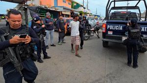 ¡AGARRAN EN LA ‘MOVIDA’ A PAREJA DE LADRONES!